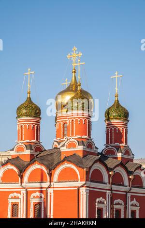 Cupole della Chiesa di San Giorgio la vittoriosa o Chiesa del Santo Grande Martire Giorgio sul Monte Pskov sulla via Varvarka a Mosca e cielo blu sul retro Foto Stock