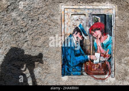 ALPES MARINTIMES (06), PARCO NAZIONALE DEL MERCANTOUR, VALLE TINEE, ROUBION, PORTE DIPINTE DALL'ARTISTA ITALIANO IMELDA BASSANELLO Foto Stock