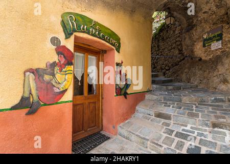 ALPES MARINTIMES (06), PARCO NAZIONALE DEL MERCANTOUR, VALLE TINEE, ROUBION, PORTE DIPINTE DALL'ARTISTA ITALIANO IMELDA BASSANELLO Foto Stock