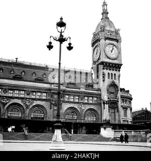 Parigi Gare de Lyon, 1945 vicino alla fine della seconda Guerra Mondiale. Una vista sul fronte della stazione con la sua famosa torre dell'orologio da Place Louis Armand. La stazione sembra deserta senza veicoli e solo tre pedoni in vista. Foto Stock