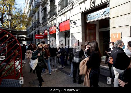 Madrid, Spagna. 11th Dic 2021. I clienti si accodano per mangiare fuori da un ristorante nel centro di Madrid. Anche se i numeri di Corona sono nuovamente in aumento a Madrid, la capitale della Spagna sta ancora una volta vivendo all'altezza della sua reputazione di roccaforte del partito resistente alle restrizioni. (A dpa ''un altro pianeta': Madrid sfida la nuova onda Corona') Credit: Juan Carlos Rojas/dpa/Alamy Live News Foto Stock