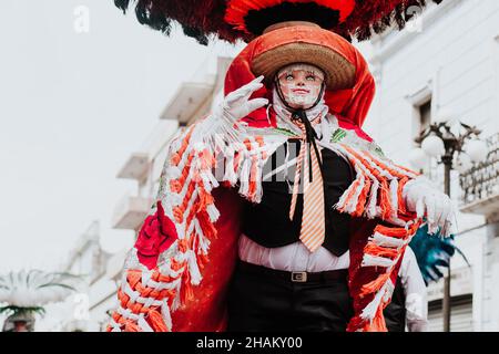 Huehues Messico, ballerina messicana del Carnevale che indossa un costume e una maschera tradizionale folk in America Latina Foto Stock