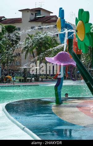 Port Dickson, Malesia - 19 novembre 2021: Fontane colorate spruzzi d'acqua al parco acquatico Ehsan. Foto Stock