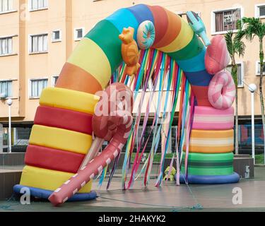 Port Dickson, Malesia - 19 novembre 2021: Arco gonfiabile colorato al parco acquatico Ehsan. Foto Stock