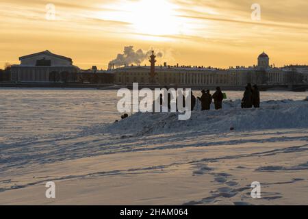 San Pietroburgo, Russia - 22 febbraio 2021: Cadetti sgocciolano di neve appena caduta sull'isola di Zayachy sullo sfondo della freccia di Vasi Foto Stock