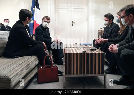 Il presidente francese Emmanuel Macron (3rd L) parla con i rappresentanti dei partiti di opposizione ungheresi, Peter Marki-Zay (3rdR), leader del movimento di tutti i paesi dell'Ungheria, Klara Dobrev, vicepresidente del Parlamento europeo e candidato della coalizione democratica, E il sindaco di Budapest, Gergely Karacsony (front R), presso il Residence de France di Budapest, in Ungheria, il 13 dicembre 2021. Il Presidente francese visita l'Ungheria, l'ultimo paese dell'UE in visita nell'ambito di un tour iniziato all'inizio del suo quinquennio, per partecipare a un vertice con i primi ministri dei paesi di Visegrad - Ungheria, Pol Foto Stock