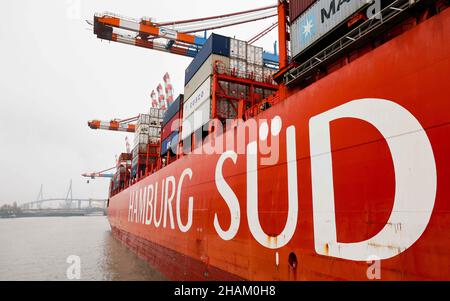 Amburgo, Germania. 09th Dic 2021. Una nave container appartenente alla compagnia di navigazione di Amburgo Süd è ormeggiata al terminal Eurogate di Waltershofer Hafen. Il ponte Köhlbrand è visibile sullo sfondo. Credit: Christian Charisius/dpa/Alamy Live News Foto Stock