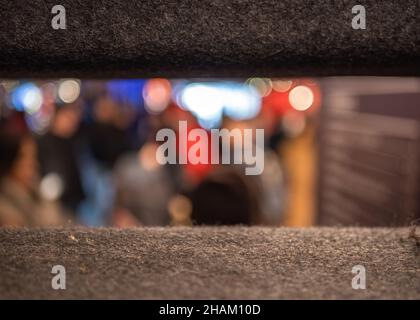 Una visione attraverso la cornice di un gruppo di persone offuscate che festeggiano Foto Stock