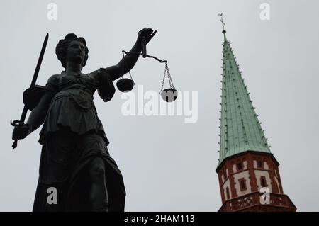 Francoforte sul meno, Germania. 09th Nov 2021. La figura di Justitia, dea della giustizia con spada e bilancia, si erge sulla Fontana della giustizia. Credit: Sebastian Gollnow/dpa/Alamy Live News Foto Stock