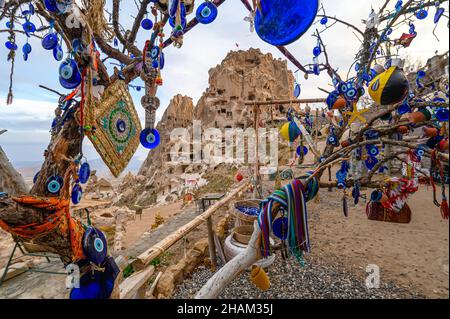 Castello di Uchisar, città in Cappadocia, Turchia vicino Goreme. Paesaggio della Cappadocia e valle con antiche formazioni rocciose e grotte. Foto Stock