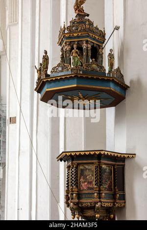 Gdansk, Polonia - 9 settembre 2020: Pulpito manierista nella Basilica di Santa Maria a Gdańsk. Polonia Foto Stock