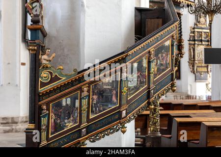 Gdansk, Polonia - 9 settembre 2020: Pulpito manierista nella Basilica di Santa Maria a Gdańsk. Polonia Foto Stock