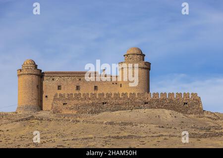 Vista sul Castello di la Calahorra, che domina il villaggio sottostante Foto Stock