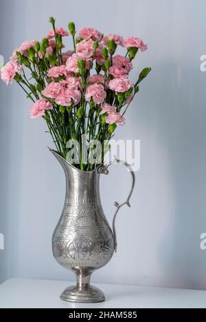 Piccolo bouquet di garofani rosa Foto Stock