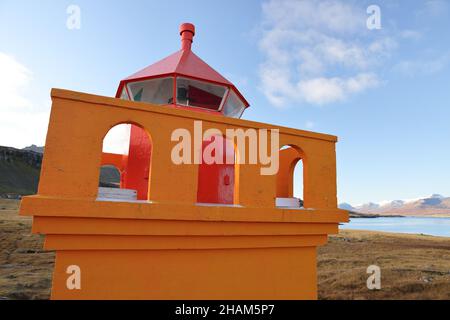 Il piccolo faro arancione di Hafnarnes dell'Islanda orientale Foto Stock