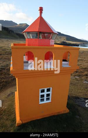 Il piccolo faro arancione di Hafnarnes dell'Islanda orientale Foto Stock