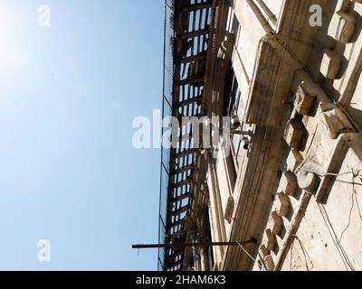 Vecchia casa abbandonata nella città di Kandy , Sri Lanka Foto Stock