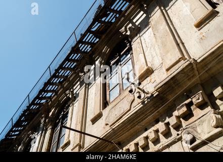 Vecchia casa abbandonata nella città di Kandy , Sri Lanka Foto Stock