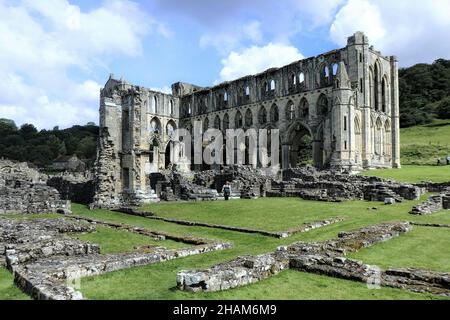 THIRSK, REGNO UNITO - 10 agosto 2017: Una rovina dell'abbazia costruita in pietra con la testimonianza di altri edifici sull'architettura, storico, cistercense a Thirsk, Foto Stock