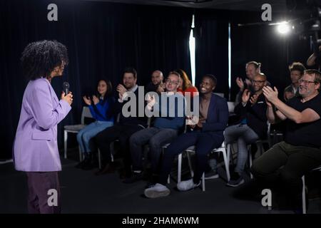 Pubblico che applaude l'ospite del programma TV Foto Stock