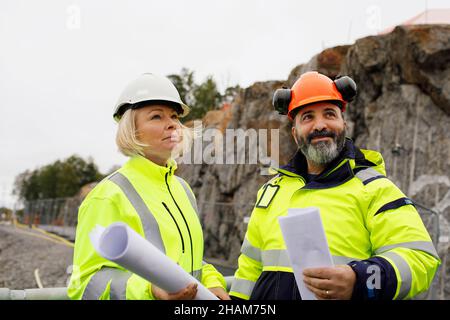 Gli ingegneri riflettono i progetti di abbigliamento Foto Stock