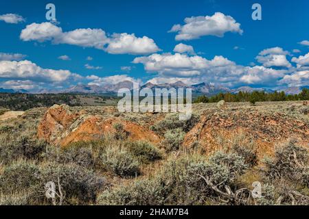 Boulders, Sagebrush steppe, Wind River Range in Distance, view from Big Sandy Opening Road (BLMR 4113), Wyoming, USA Foto Stock