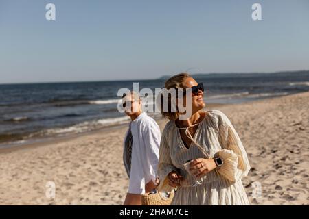 Donna sorridente sulla spiaggia Foto Stock