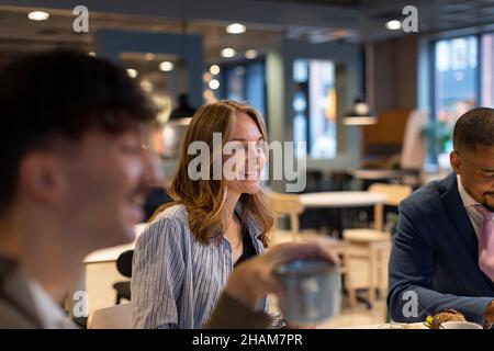 Colleghi che parlano durante il pranzo Foto Stock