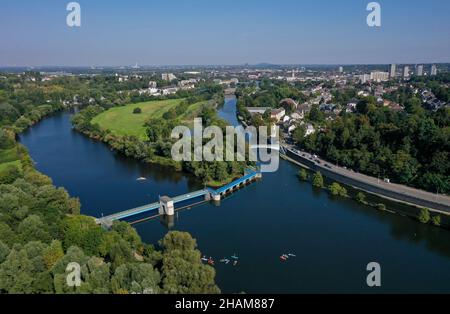 Muelheim an der Ruhr, Renania settentrionale-Vestfalia, Germania - Saarn-Mendener Ruhraue, zona verde della Ruhr a Muelheim an der Ruhr. Di fronte allo stramazzo Muelheim An Foto Stock