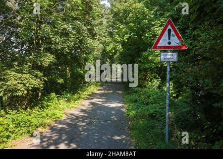 Muelheim an der Ruhr, Renania Settentrionale-Vestfalia, Germania - attenzione alle strade del marciapiede, percorso ciclabile e a piedi chiuso sull'isola della Ruhr, Saarn-Mendener Ruhraue Foto Stock