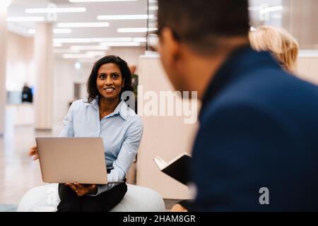 Colleghi che si incontrano Foto Stock