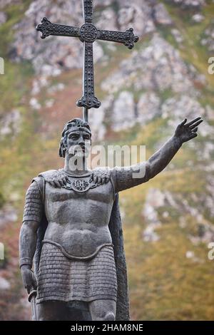 Statua del re di Pelayo nel villaggio di Covadonga. Ora di Reconquista. Asturias, Spagna Foto Stock