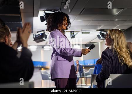 Il partecipante al programma televisivo ospite intervistando il pubblico Foto Stock