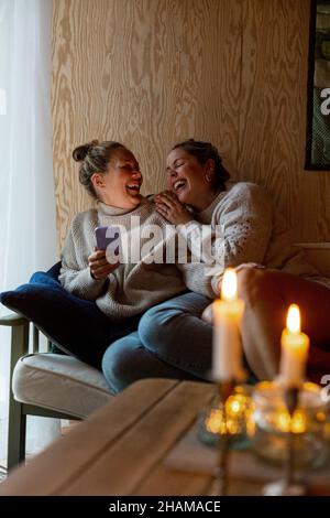 Buone amiche seduti sul divano Foto Stock