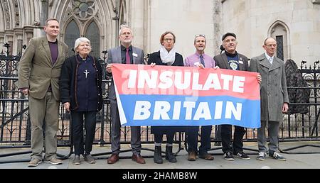 MIGLIOR QUALITÀ DISPONIBILE screengrab preso da PA Video di insulate Britain sostenitori (da L a R) Paul Sheekey, Rev sue Parfitt, Biff Whipster, Ruth Jarman, Steve Pritchard, Steve Gower, Richard Ramsde fuori dalla High Court, nel centro di Londra. Data foto: Martedì 14 dicembre 2021. I manifestanti britannici insultati devono affrontare il disprezzo dei procedimenti giudiziari dinanzi alla High Court in relazione a ingiunzioni civili emesse per impedire la loro azione di protesta. Foto Stock