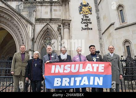 MIGLIOR QUALITÀ DISPONIBILE screengrab preso da PA Video di insulate Britain sostenitori (da L a R) Paul Sheekey, Rev sue Parfitt, Biff Whipster, Ruth Jarman, Steve Pritchard, Steve Gower, Richard Ramsde fuori dalla High Court, nel centro di Londra. Data foto: Martedì 14 dicembre 2021. I manifestanti britannici insultati devono affrontare il disprezzo dei procedimenti giudiziari dinanzi alla High Court in relazione a ingiunzioni civili emesse per impedire la loro azione di protesta. Foto Stock