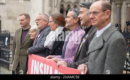 MIGLIOR QUALITÀ DISPONIBILE screengrab preso da PA Video di insulate Britain sostenitori (da L a R) Paul Sheekey, Rev sue Parfitt, Biff Whipster, Ruth Jarman, Steve Pritchard, Steve Gower, Richard Ramsde fuori dalla High Court, nel centro di Londra. Data foto: Martedì 14 dicembre 2021. I manifestanti britannici insultati devono affrontare il disprezzo dei procedimenti giudiziari dinanzi alla High Court in relazione a ingiunzioni civili emesse per impedire la loro azione di protesta. Foto Stock