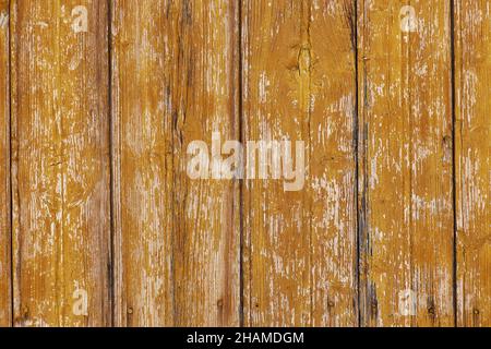 Fondo del telaio pieno testurizzato di pannelli in legno marrone invecchiato con crepe e graffi sulla superficie Foto Stock