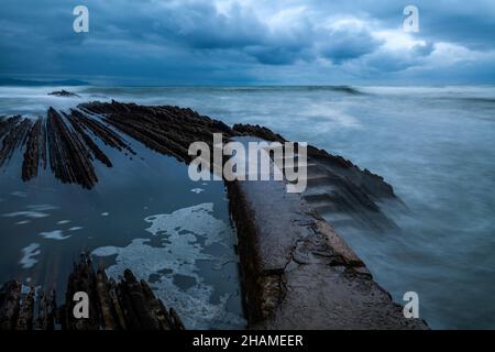 Itzurun Beach a Zumaia con la famosa costa di flysch nel Basco Countr Foto Stock