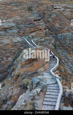 Le scale che saliscono sulla collina dalla Chiesa dei sette Martiri a Kastro, Sifnos, Isole Cicladi, Grecia Foto Stock