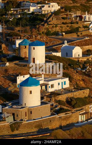 Mulini a vento nel villaggio tradizionale di Kastro, Sifnos, Isole Cicladi, Grecia Foto Stock