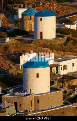 Mulini a vento nel villaggio tradizionale di Kastro, Sifnos, Isole Cicladi, Grecia Foto Stock