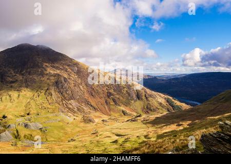 Y Llivedd montagna attraverso CWM Llan valle da Yr Aran montagna nel Parco Nazionale Snowdonia. Gwynedd, Galles settentrionale, Regno Unito, Gran Bretagna Foto Stock