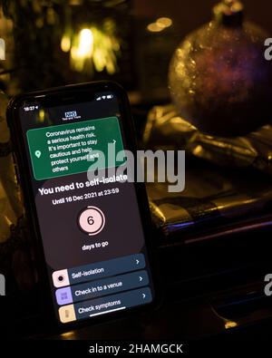 L'app NHS Covid-19 conta i giorni rimanenti di isolamento dopo un test positivo che mostra 6 giorni rimanenti Foto Stock