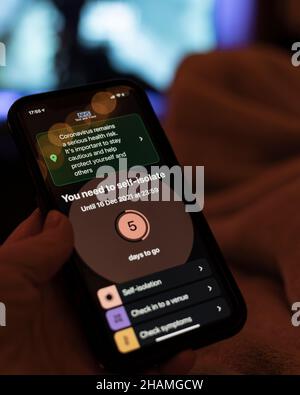 L'app NHS Covid-19 conta i giorni rimanenti di isolamento dopo un test positivo che mostra 5 giorni rimanenti Foto Stock