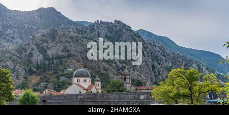 Splendida vista al tramonto sui tetti di tegole della città vecchia e sulla baia di Boko Cattaro, Cattaro, Montenegro. Foto Stock