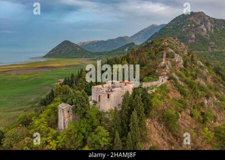 Fortezza di Besac in montagna sopra Virpazar, Montenegro. Vista aerea. Foto Stock