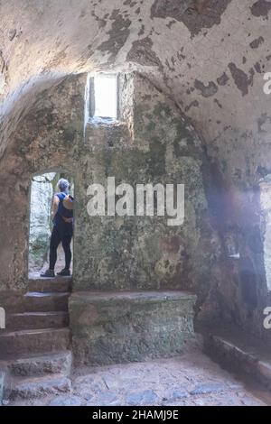 Piccola, antica, cappella, a,St Govans Chapel,Saint Govans,St Govans Head,Tiny,heremits,cell,next,to,Sea,water,Coast,Coast,Coastline,Pembrokeshire,West,Wales,Welsh,GB,Great Britain,British,St Govan's Chapel è una cappella situata a St. Govan's Head, Pembrokeshire nel Galles sud-occidentale. Costruito sul lato di una scogliera calcarea, l'edificio misura 20 x 12 piedi con pareti costruite in pietra calcarea, ed è composto da due camere, una nella parte anteriore e una nella parte posteriore. La maggior parte della cappella è stata costruita nel XIII secolo, anche se alcune parti di essa possono risalire al sesto secolo. Foto Stock