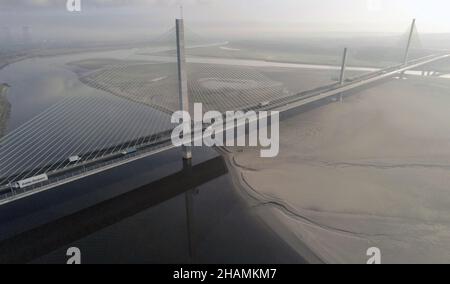 Vista aerea di un ponte sul fiume Mersey. Foto Stock