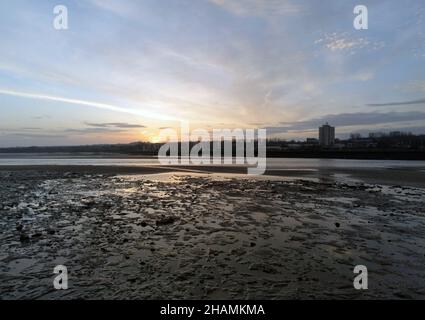 Vista aerea dell'alba sul fiume Mersey. Runcorn Foto Stock